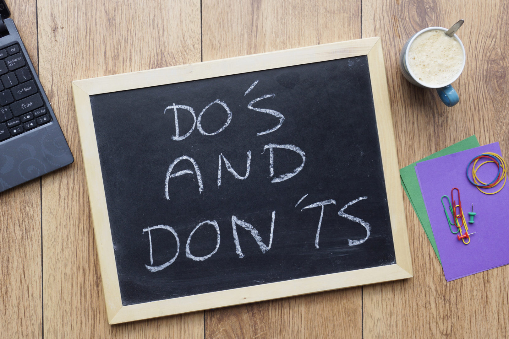 Do's and don'ts written on a chalkboard at the office